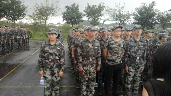 那日天氣并不好，傍晚時分下起了傾盆大雨但你們依然屹立不倒同甘共苦！