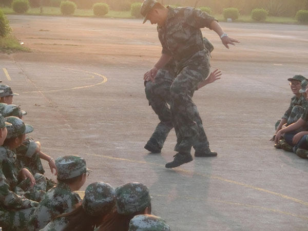 其實教官也貪玩，夕陽西下一天的操練即將結束。